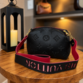 Bolsa mini preta em relevo, vista frontal e alça