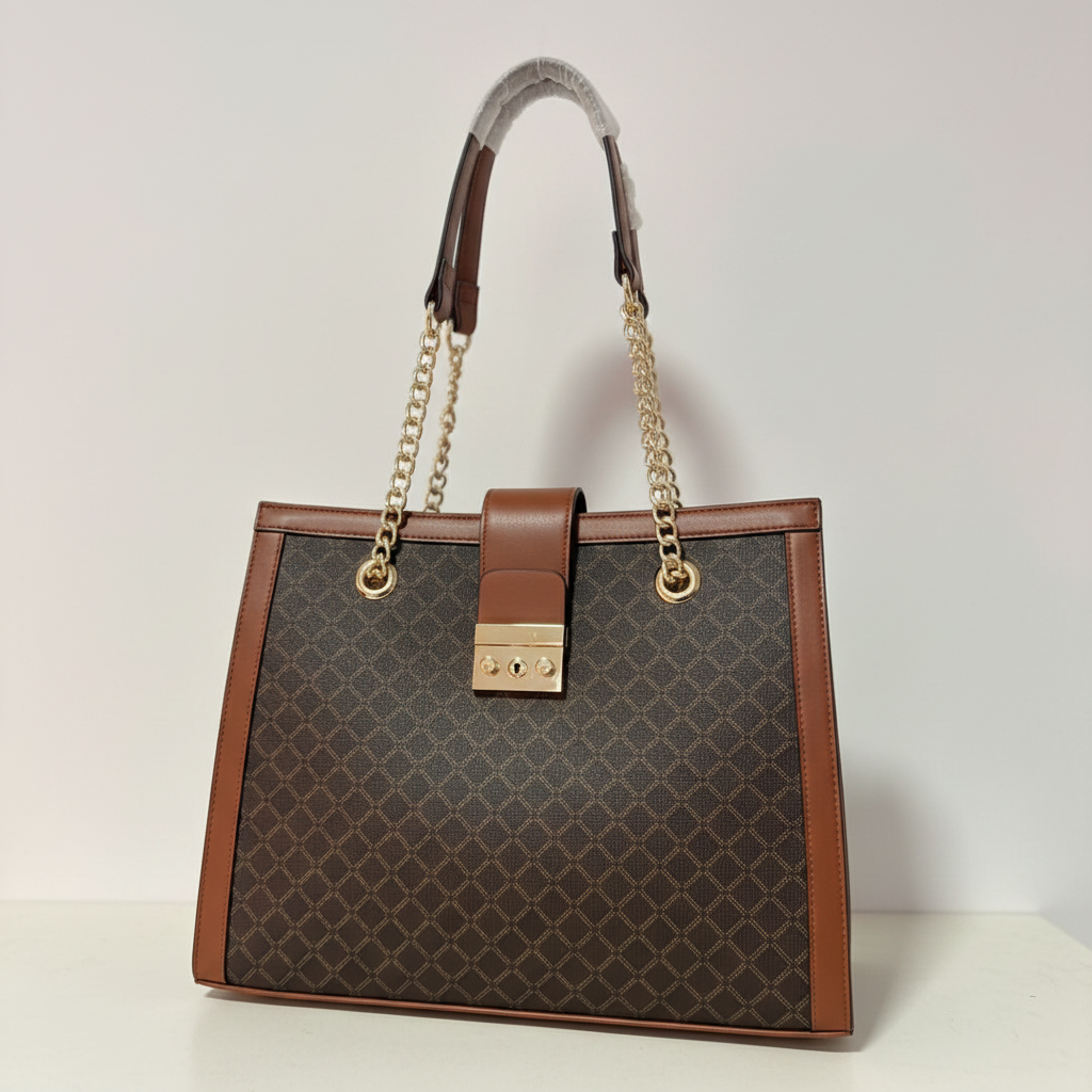 Bolsa tote cannage marrom com corrente dourada e fechamento antifurto