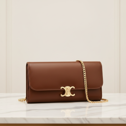 Clutch marrom com corrente dourada em mármore branco