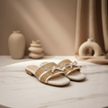Par de mules raffia branca com laço dourado em mármore branco