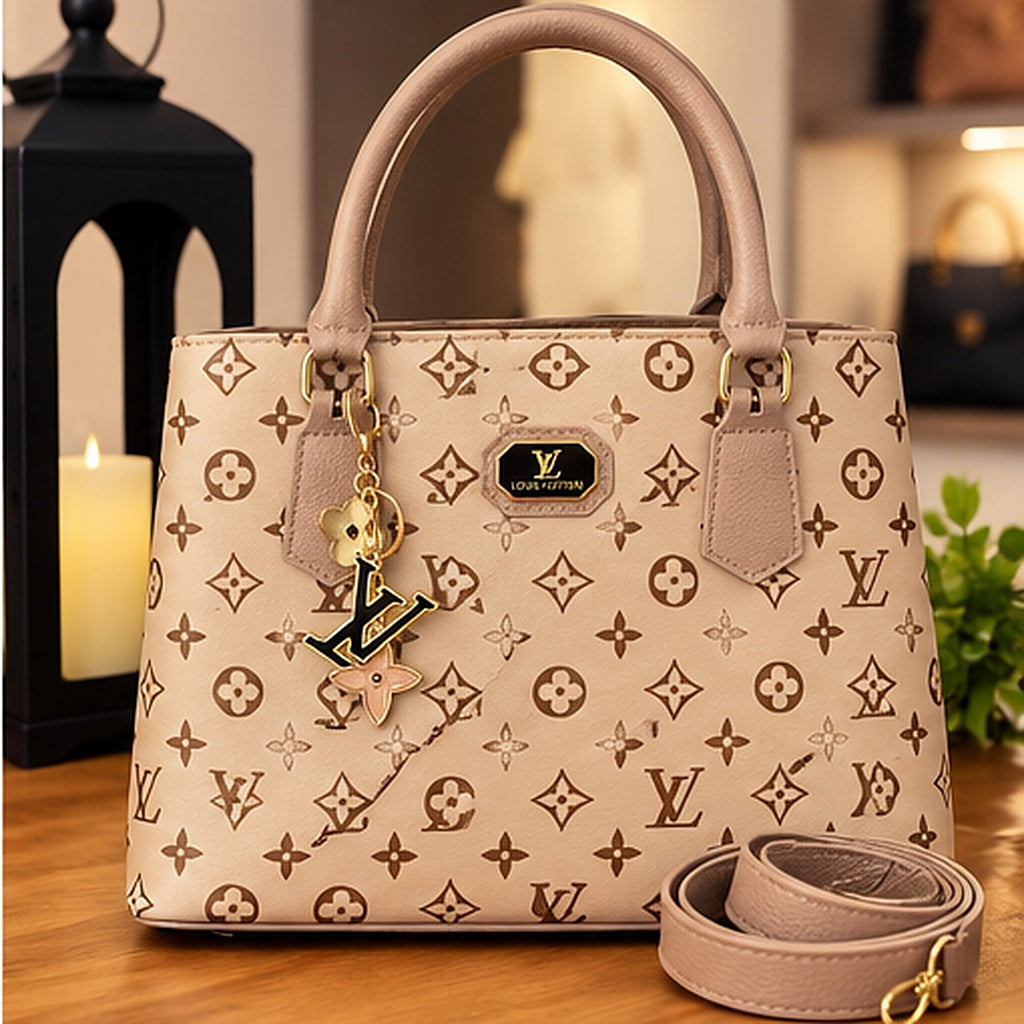 Bolsa tote monograma bege com acabamento nude, alças curtas, pingente dourado e alça longa removível