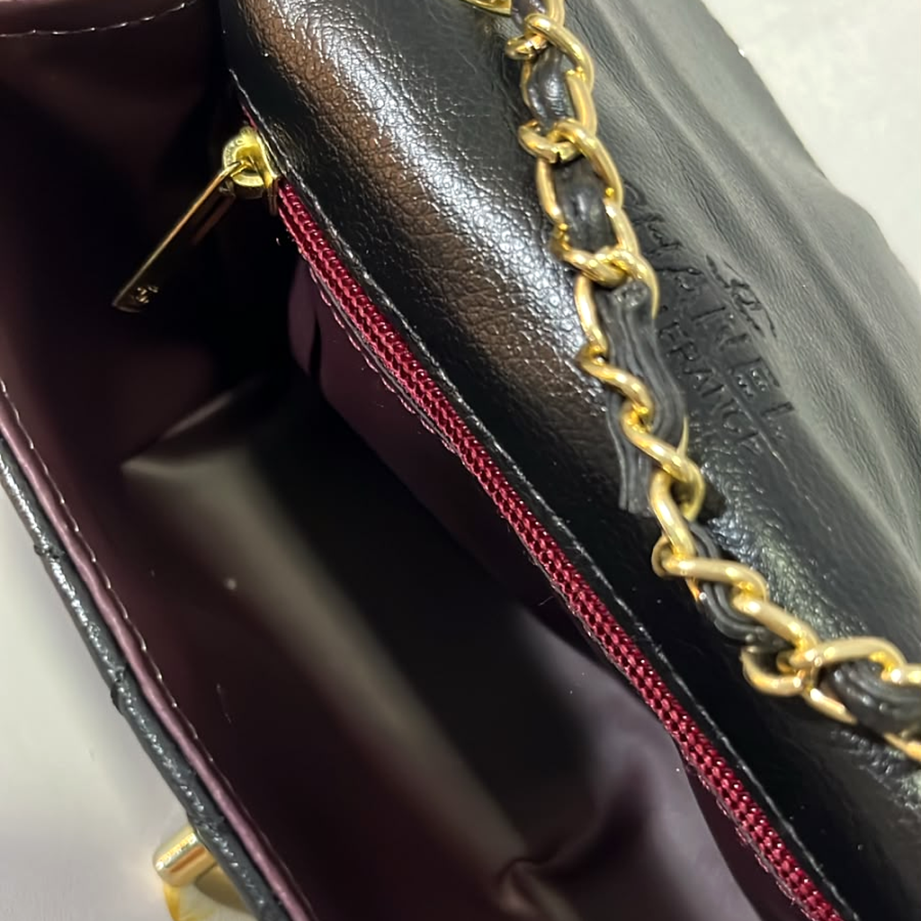 Bolsa Mini Matelassê Preta — interior real vinho