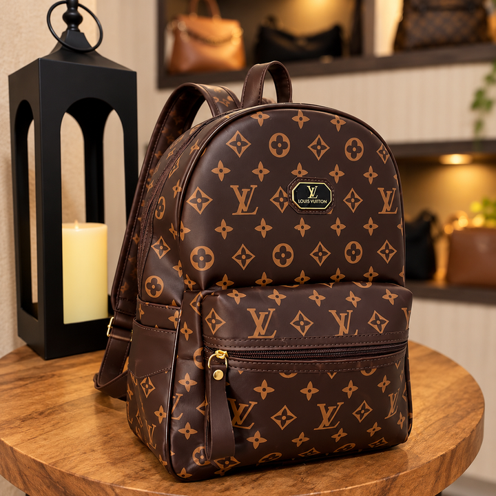 Mochila Feminina Monograma com Bolso Frontal
