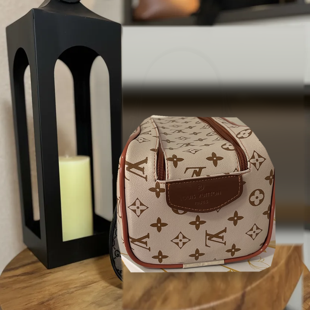 Nécessaire box monograma creme com caramelo — detalhe