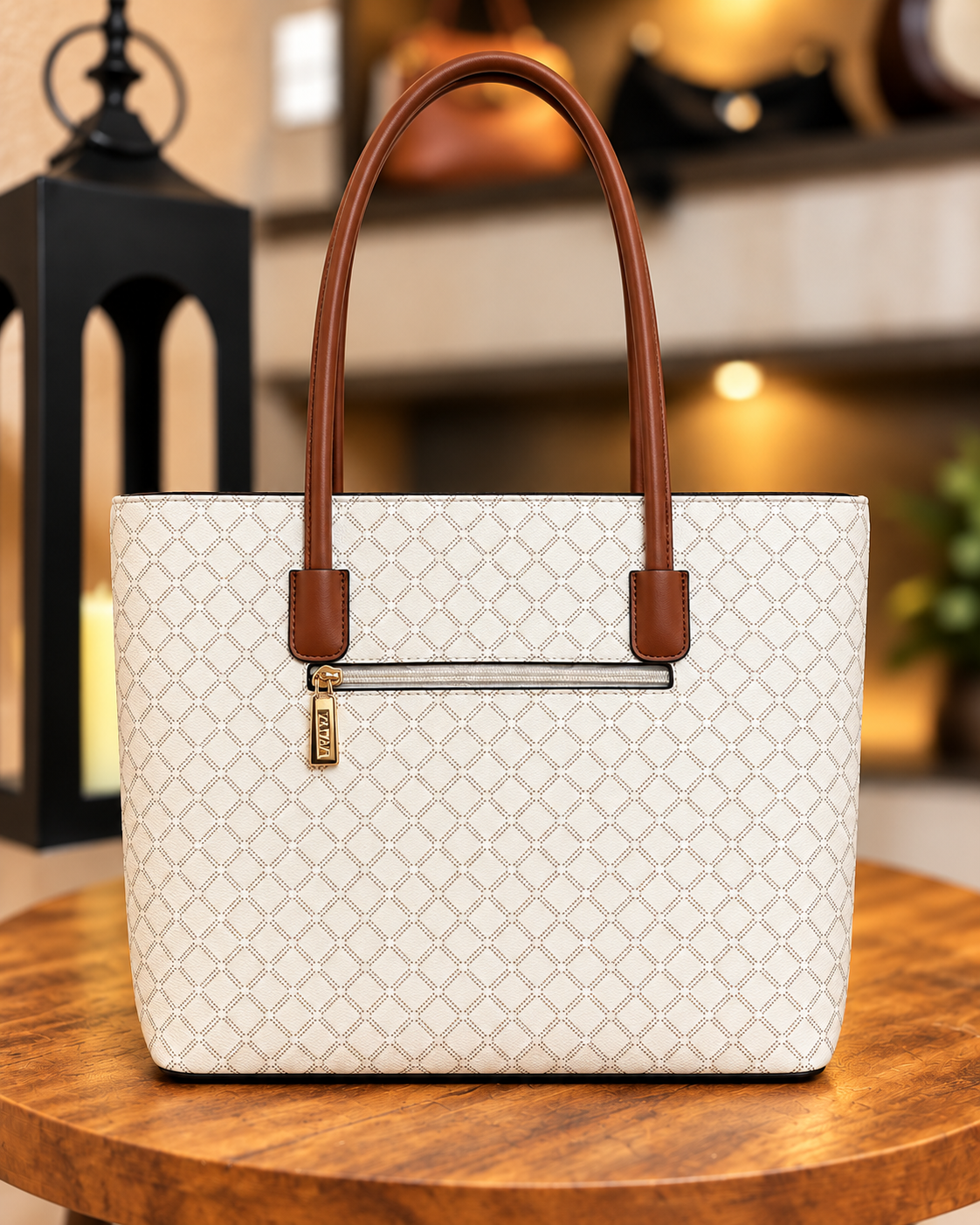 Bolsa branca em losangos - costas e bolso com zíper
