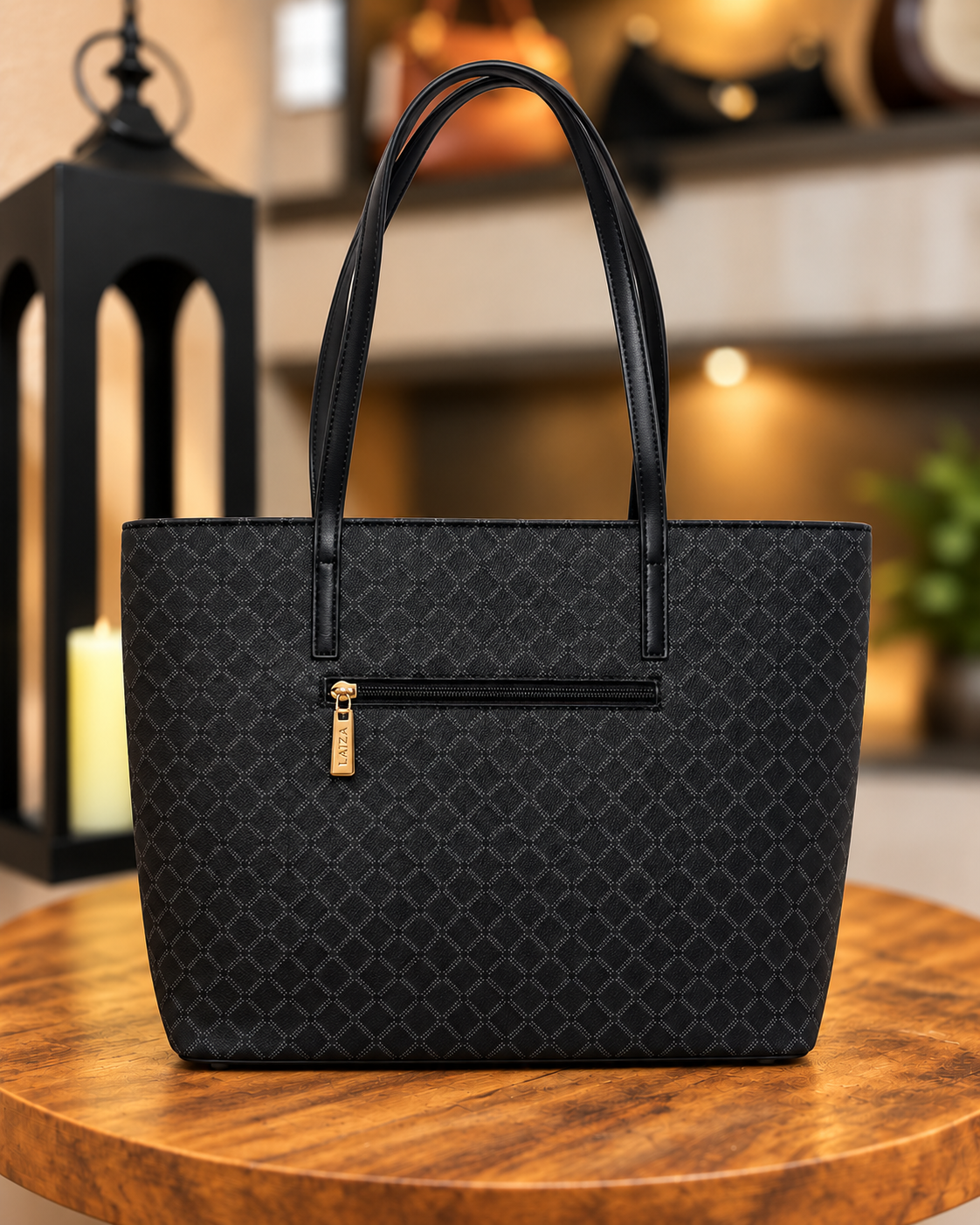 Bolsa preta em losangos - costas e bolso com zíper