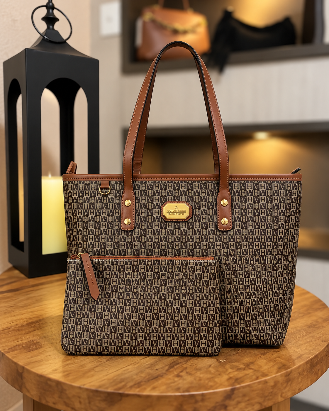 Bolsa monograma alças marrom e nécessaire na mesa de madeira