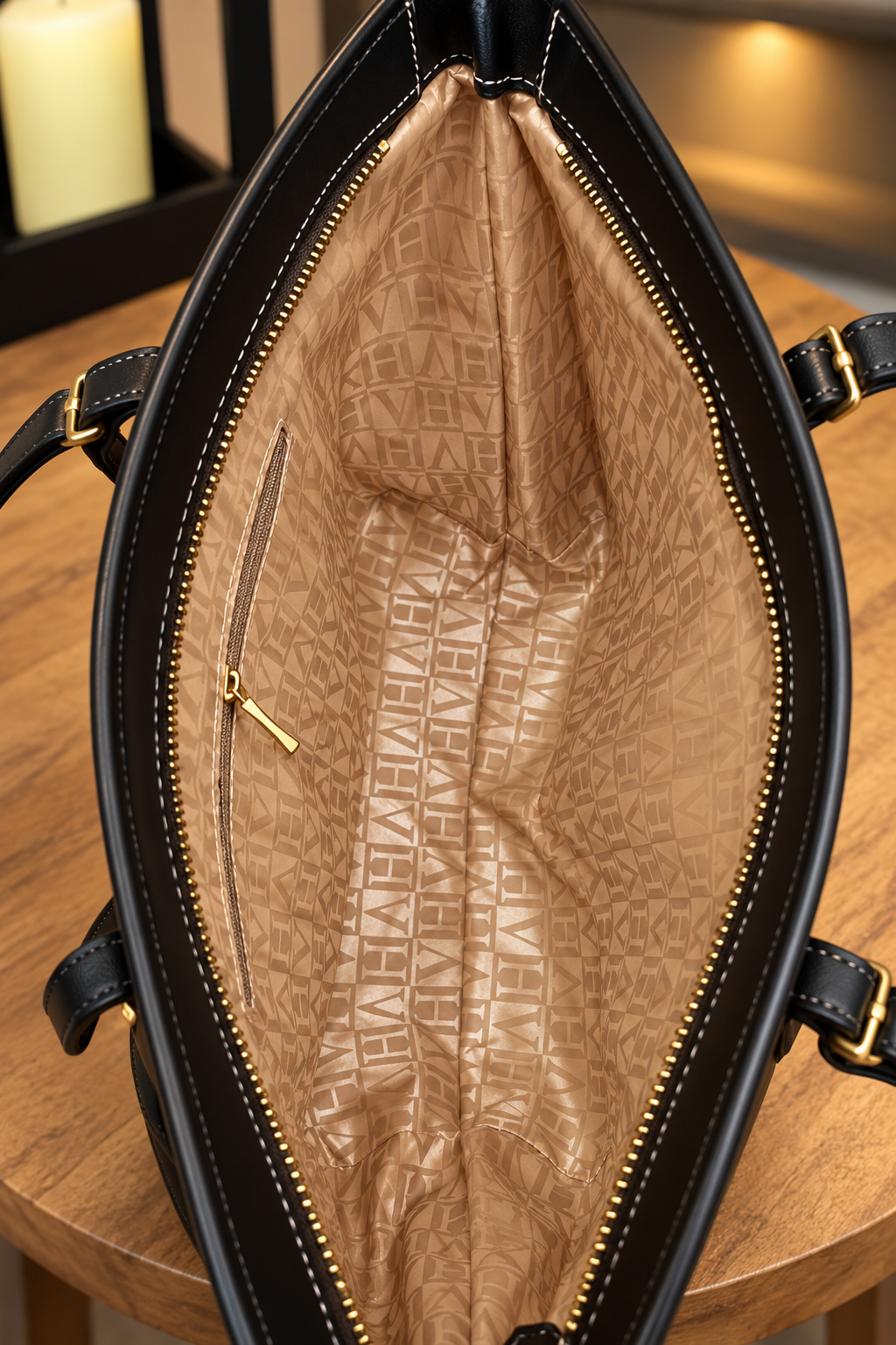 Interior da bolsa com acabamento preto e bolso de zíper