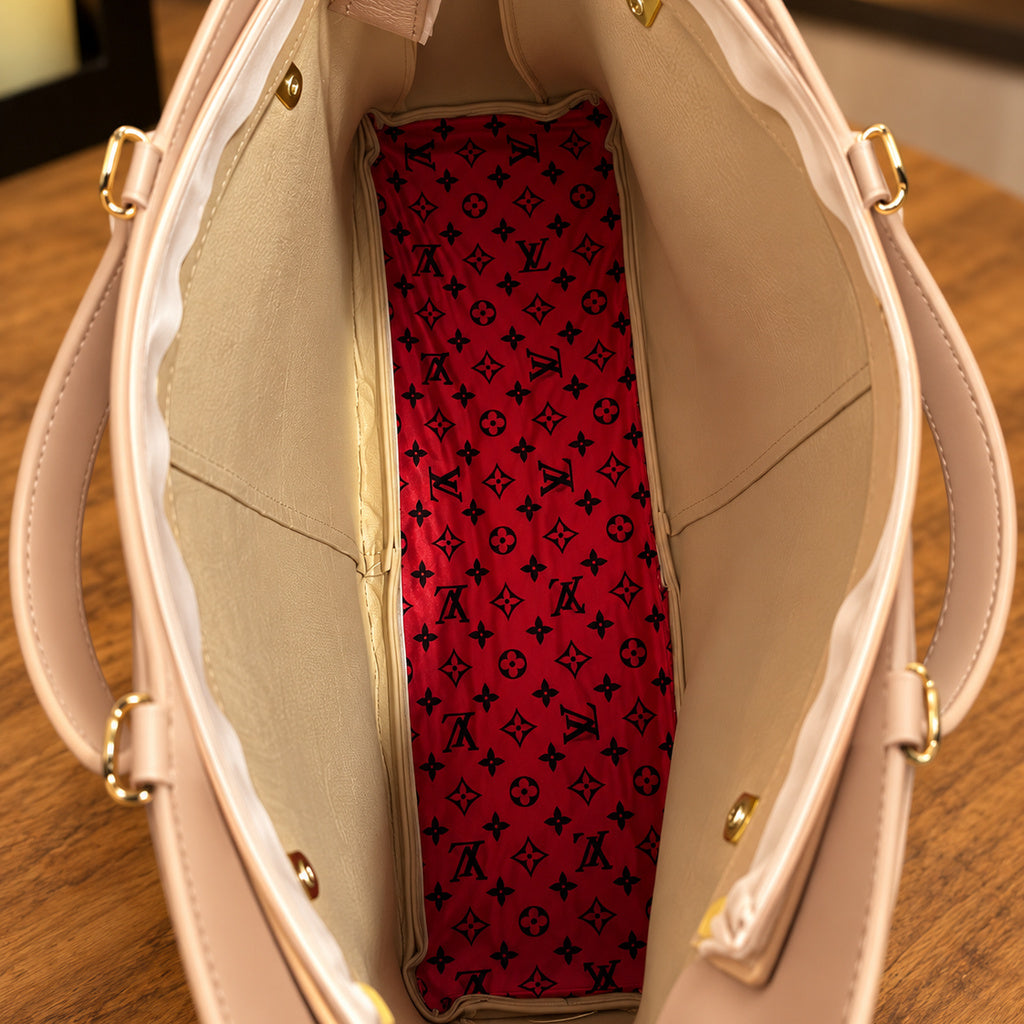 Interior da bolsa tote nude com detalhes bege e centro estampado em vermelho