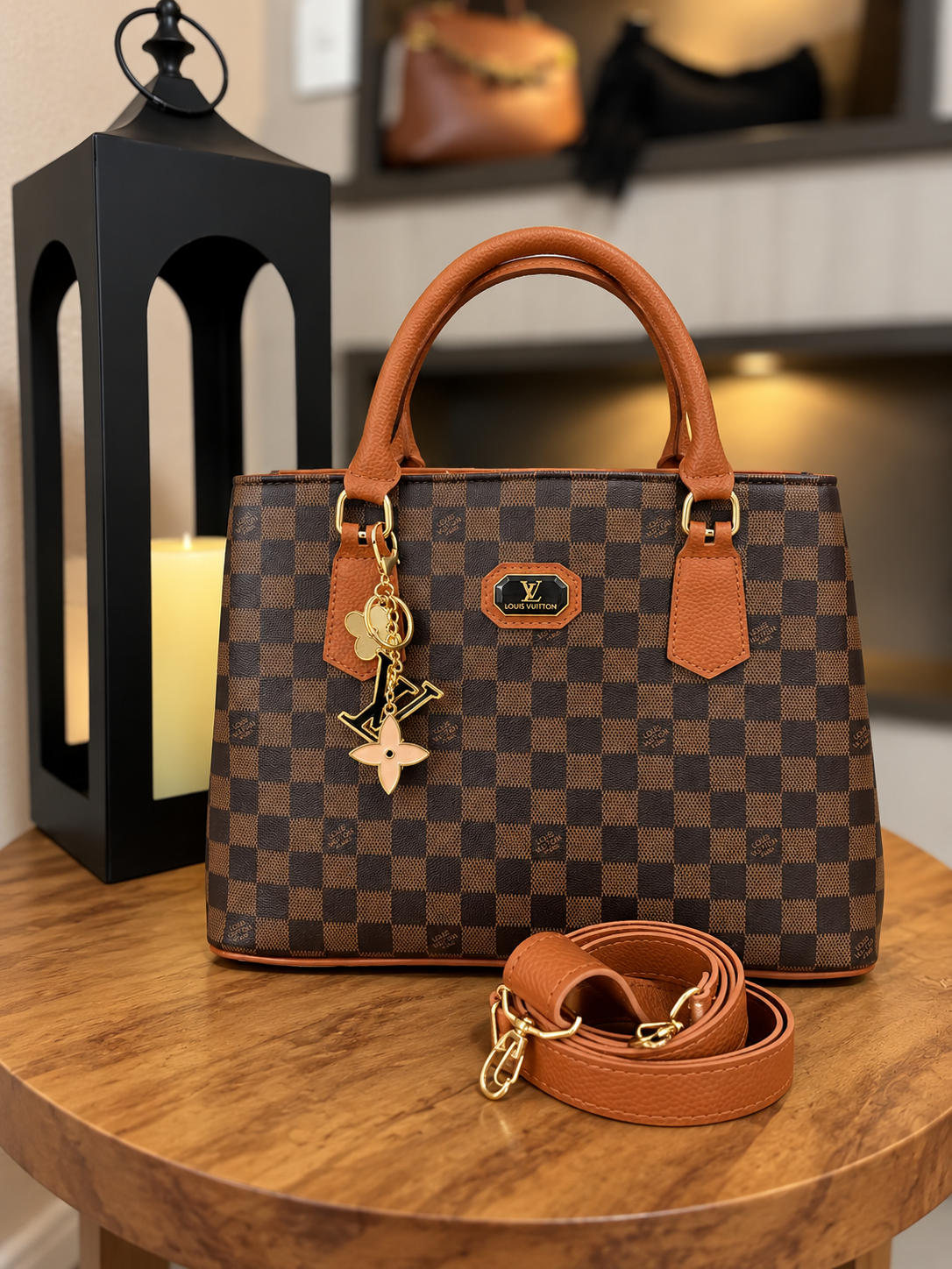 Bolsa tote xadrez monograma com alças caramelo, pingente e alça longa