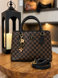 Bolsa tote xadrez monograma com alças pretas, pingente e alça longa