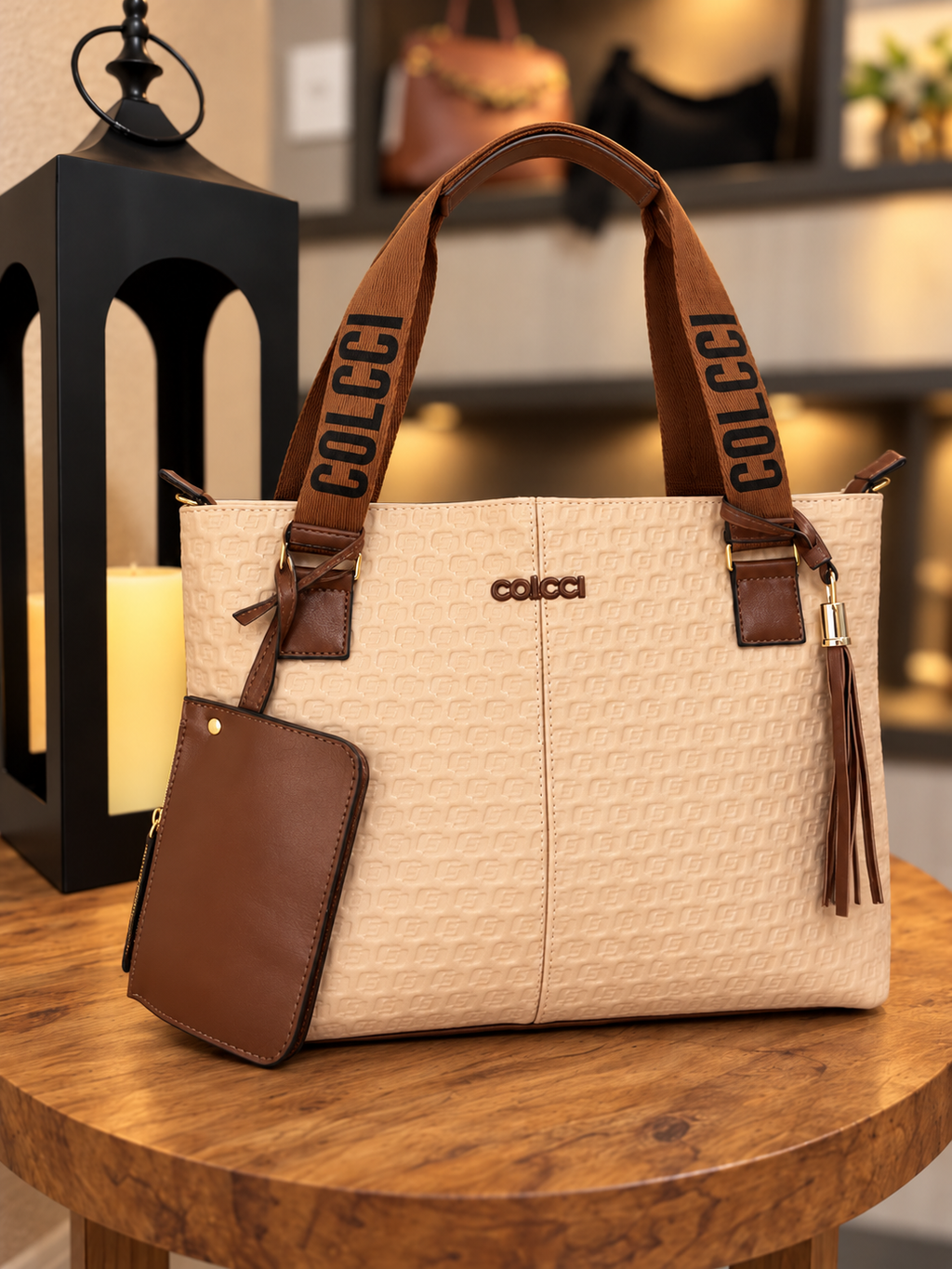 Bolsa tote bege com detalhes do acabamento e nécessaire