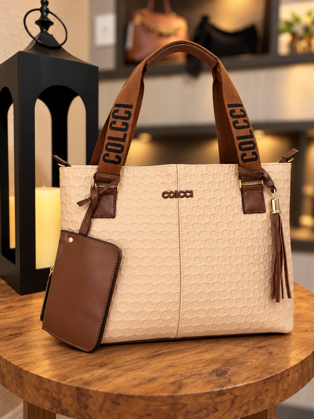Bolsa tote bege com detalhes do acabamento e nécessaire