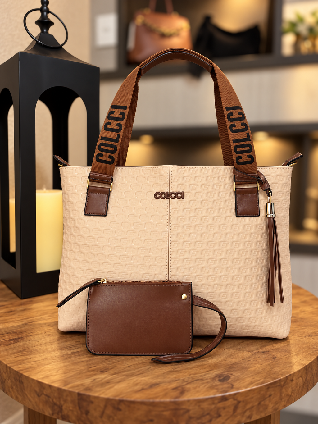 Bolsa tote bege texturizada com alças marrons e nécessaire