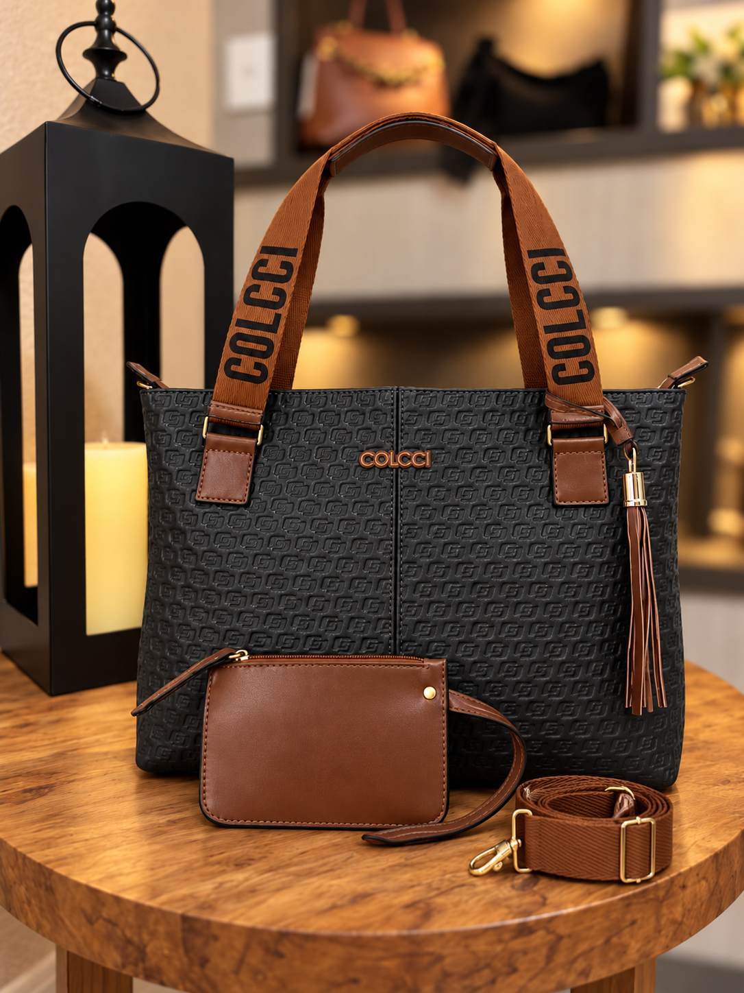 Bolsa tote preta texturizada com alças marrons e nécessaire
