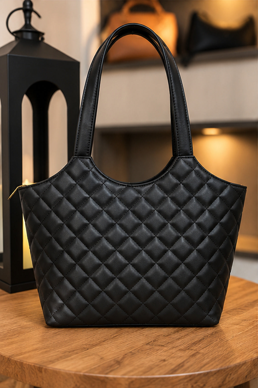Parte traseira da bolsa preta com acabamento acolchoado matelassê